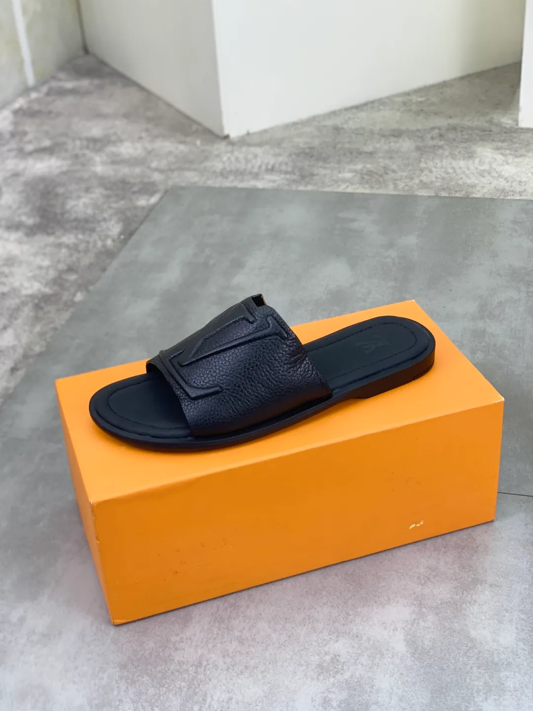 Men's shoes 💰P340 💰【New style】🆘 High quality 【LOUIS VUITTON】The popular Louis Vuitton LV men's slippers on the official website are on sale simultaneously! Original pebbled calfskin fabric imported from Italy. Original factory special supply. Size: 38-46. 4️⃣ colors available.